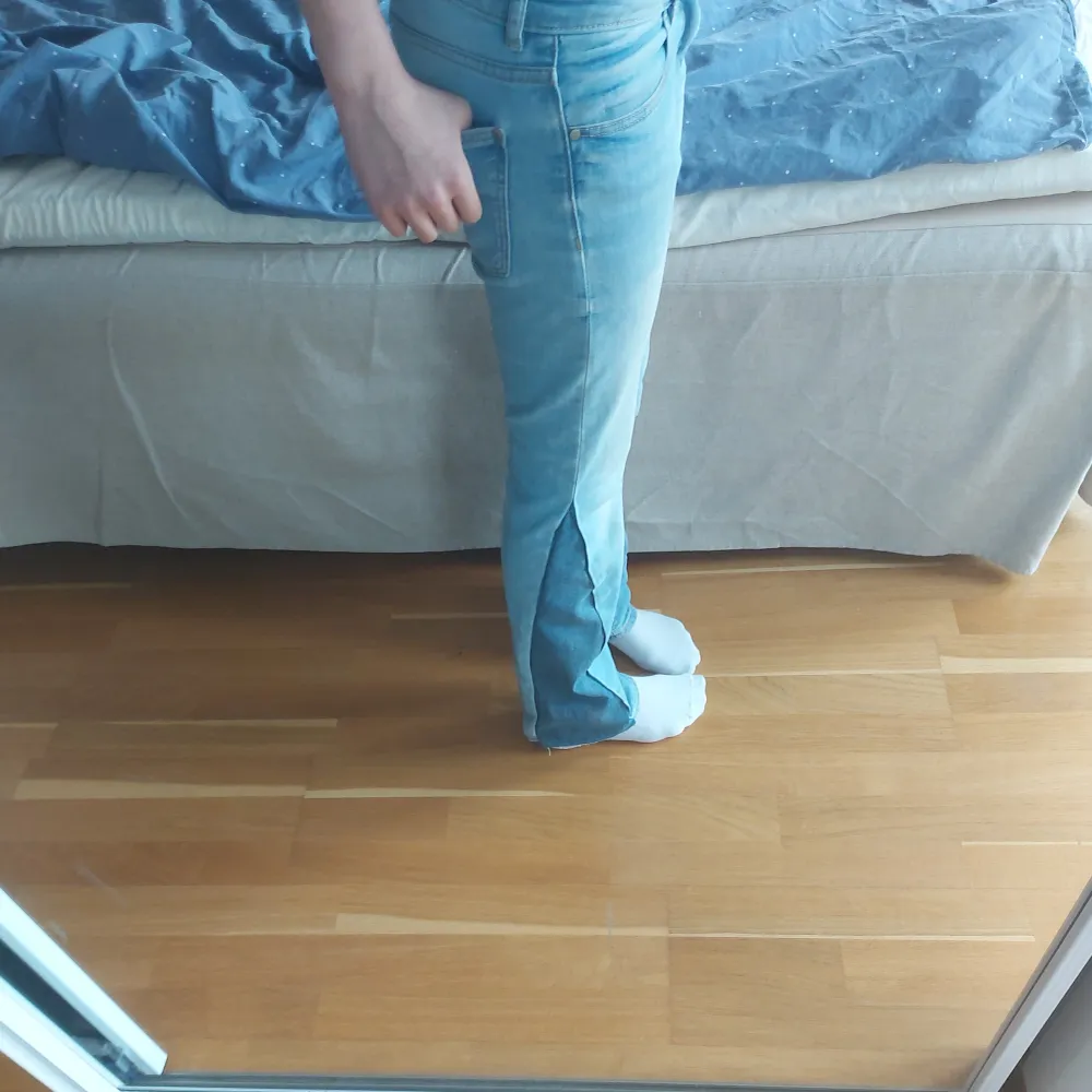 Intressekoll på dessa omsydda jeans från Lindex 💗 Storlek 158/xs, de är väldigt tajta i midjan och lite korta på längden, passar mig som är 163cm 💞💋. Jeans & Byxor.