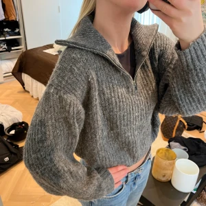 Stickad tröja Gina Tricot M - Skön grå stickad tröja från Gina tricot storlek M❤️