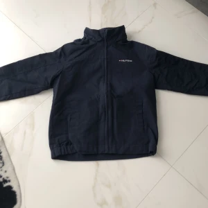 Tommy Hilfiger tunjacka - Storlek xs i väldigt bra skick 8/10. Inga hål eller slitna delar. Bra för våren eller sommarn. Är bra för regn. Kontakta mig vid frågor🔥🤗