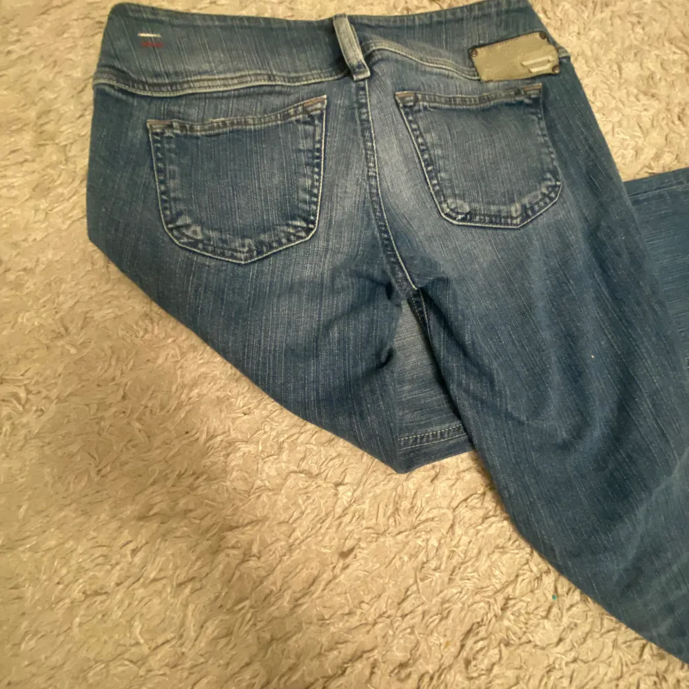 såå snygga jeans, bootcut och lågmidjade 💋💘har 3 knappar fram❤️‍🔥. Jeans & Byxor.