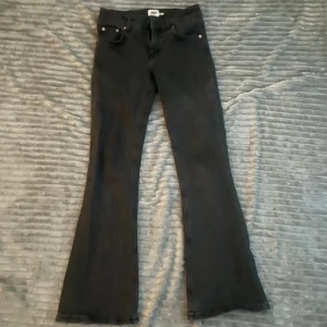 Low waist boot cut - Säljer mina low waisted boot cut jeans från lager 157, använd 1-2 gånger. Säljer för att den inte kommer till användning 