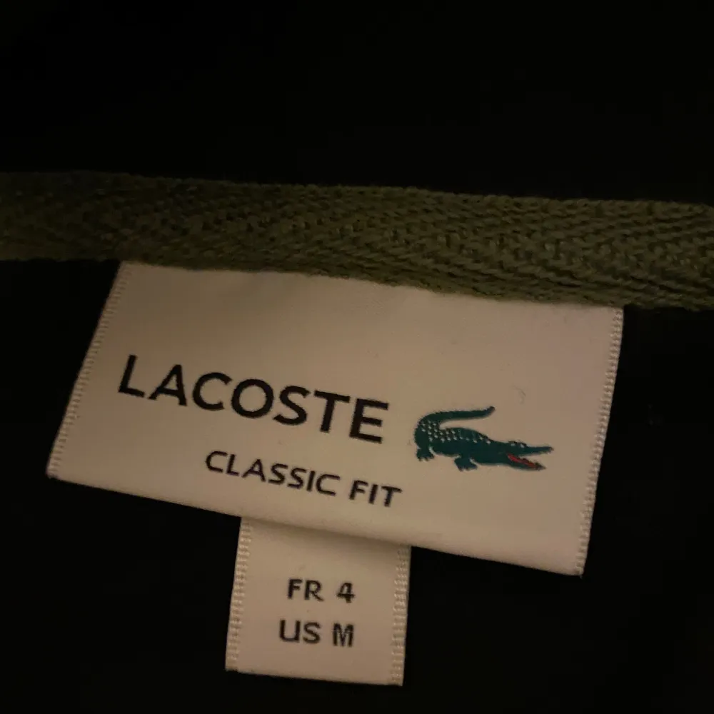  Lacoste zip hoodie. säljer tröjan eftersom den är liten. Helt ny . Hoodies.