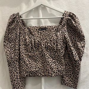 Leopardfärgad crop top - Långärmad topp med puffärmar rån Zara Leopardmönstrad.  Dragkedja i sidan.   Strl: S