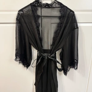 Svart kimono - Använd 1 gång. I nyskick.