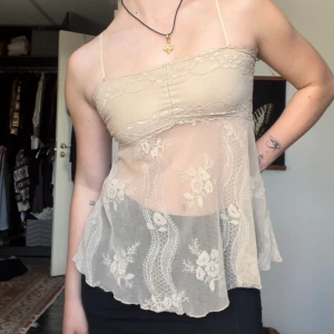 Y2k topp i spets - Fin 00s spetstopp i beige färg, extra tyg över bröst annars genomskinlig! 🌟