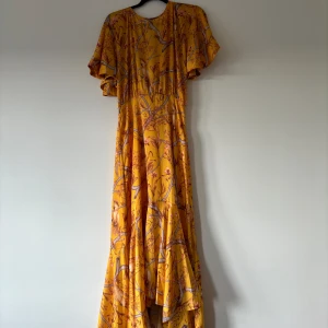 Sommarklänning H&M - En fin sommarklänning från H&M. Använd fåtal gånger, öppen i ryggen och snedskärd nedtill.  Normal i storleken.