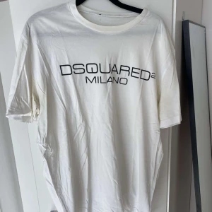 Dsquared2 T-shirt - Väl använd. Köpt på NK