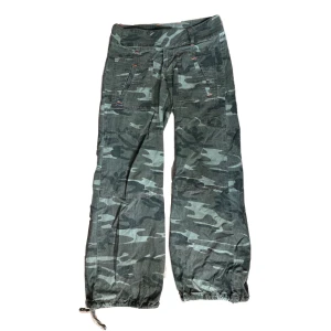 Camo byxor - Supersnygga camo byxor som tyvär inte kommer till användning💕 i storlek 38, midjemåttet är ca 44 cm och innerbenslängden är ca 83 cm. 