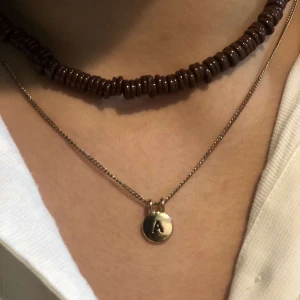 Halsband gjort av pärlor  - Halsbandet är gjort av pärlor och finns i flera olika färger. Tex vit,röd,rosa,blå, grön. Fråga gärna om du har några frågor!!