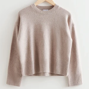 & other stories stickad tröja - Säljer den här superfina grå/beiga stickade tröjan från & other stories. Säljer pga att det inte kommer till användning. Nypris är 490kr och tröjan är i storlek S och har inga defekter💞💞