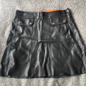 Läder kjol  - Kjol i fake läder som är oroligt snygg! Kommer inte längre till användning. Köparen står för frakten!