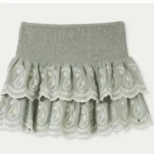 Söker denna kjol i xs, s eller m! Skriv om ni har den så köper jag!💘