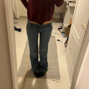 Lågmidjade bootcut jeans  - Lågmidjade bootcut jeans som är helt nya. Midjemått 37 cm, innerbenslängd 80cm. Köp via köp nu❤️‍🔥❤️‍🔥
