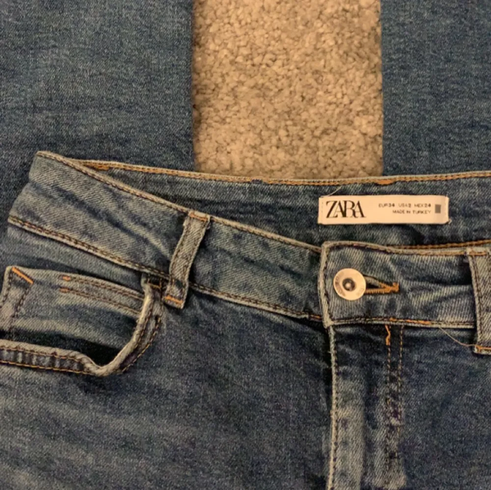 Superfina Lågmidjade jeans från Zara💕 Midjemått: 36cm Innerbenslängd: 82cm (jag är 165cm) Kontakta mig för fler bilder, frågor och intresse!💓. Jeans & Byxor.