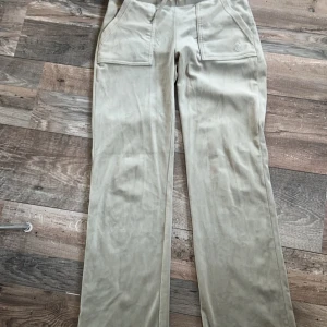 Gröna juicy byxor - säljer gröna me guldiga detaljer juicy byxor stolek XS, säljer då jag nt använder dom längre. OBS!! Sakerna på snörena har gått av (se bild!) 450 (kom me prisförslag annars) 