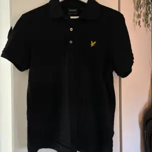 Stilig piké från Lyle & Scott i 10/10 skick! Strl S men passar M Skriv för frågor!