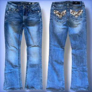 Miss Me Jeans - Ett par jätte fina unika, bootcut och lågmidjade miss me jeans med speciella bakfickor till ett jätte bra pris (uppsydda)😁 hör av dig ifall du har frågor eller vill se defekter!