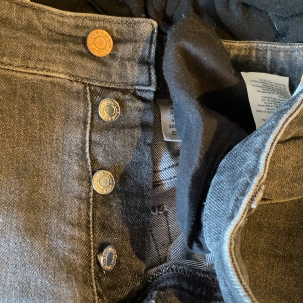 Fina gråa mom jeans som ger en fin figur, stretchigt material, inga defekter, har flera knappt som syns på sista bilden men bara en knapp syns när man har de på sig. Köpta från hm för ca 2 år sen. Använd gärna köp nu💗. Jeans & Byxor.