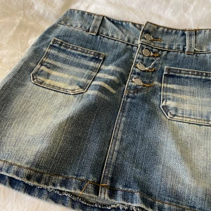 Vintage kjol - En jättesnygg och cool vintage jeanskjol i storlek M!! Kjolen är min mammas gamla som inte kommer till användning längre💕Pris är diskuterbart