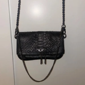 Zadig väska  - Zadig väska i modell nano. Är i använt skick men inga defekter❤️ Skrov för fler bilder eller funderingar!