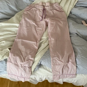 Pyjamasbyxor - Pyjamasbyxor från Triumph, hittar ingen storlek men uppskattar till s, passar någon under 165cm😇💕💕