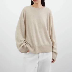 Soft Goat Tröja Beige - Nypris: 2500 kr  Bra skick! Har dock någon fläck men syns knappt  Storlek: L (kan passa M)  100% Kashmir