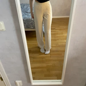 Vita byxor  - Säljer dessa jättefina vita byxorna, dom kommer inte till användning och är använda få antal gånger/ fint skick 💗