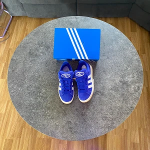 Blåa Adidas campus 00s - Säljer dessa blåa adidas campus 00s. Finns i storlek 37,38,39 och 40. Kommer med kvitto och box. Skriv till mig vid eventuella frågor‼️