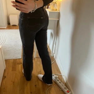 Lågmidjade grå jeans  - Lågmidjade gråa jeans från lee, de är köpta second hand men jag använder de inte längre, jag är 172cm 