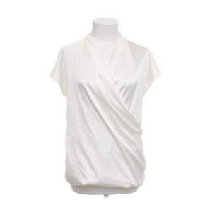 En vit tröja från Lindex i storlek xs. Jättefint material och jättebra skick dock säljer på grund av att den aldrig har kommit till användning. Prislappen är kvar💕