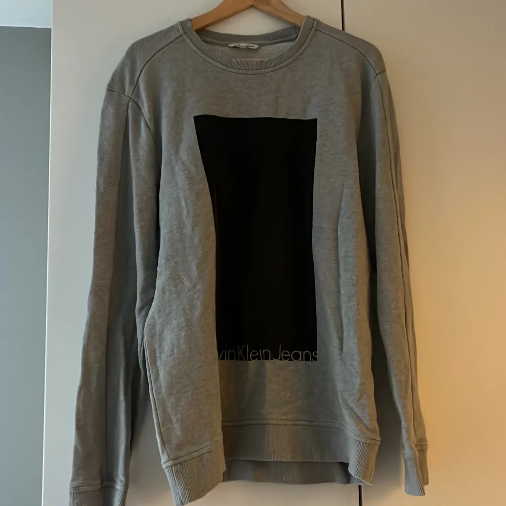 Calvin Klein sweatshirt som är aningen urtvättad men annars inga anmärkningar. 💕 Kommer tyvärr inte till användning längre.. 150 exkl frakt! . Hoodies.