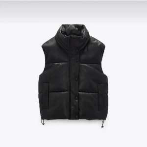 Svart väst - Populär svart väst i skinnimitation från zara💗helt slutsåld💗stl M men passar mig som har S🌸250 