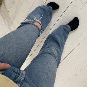 Blåa jeans i storlek 38/M Sitter som en liten M eller stor S(någonstans emellan) Knappt använda,fint skick Högmidjade  Finns på fler appar