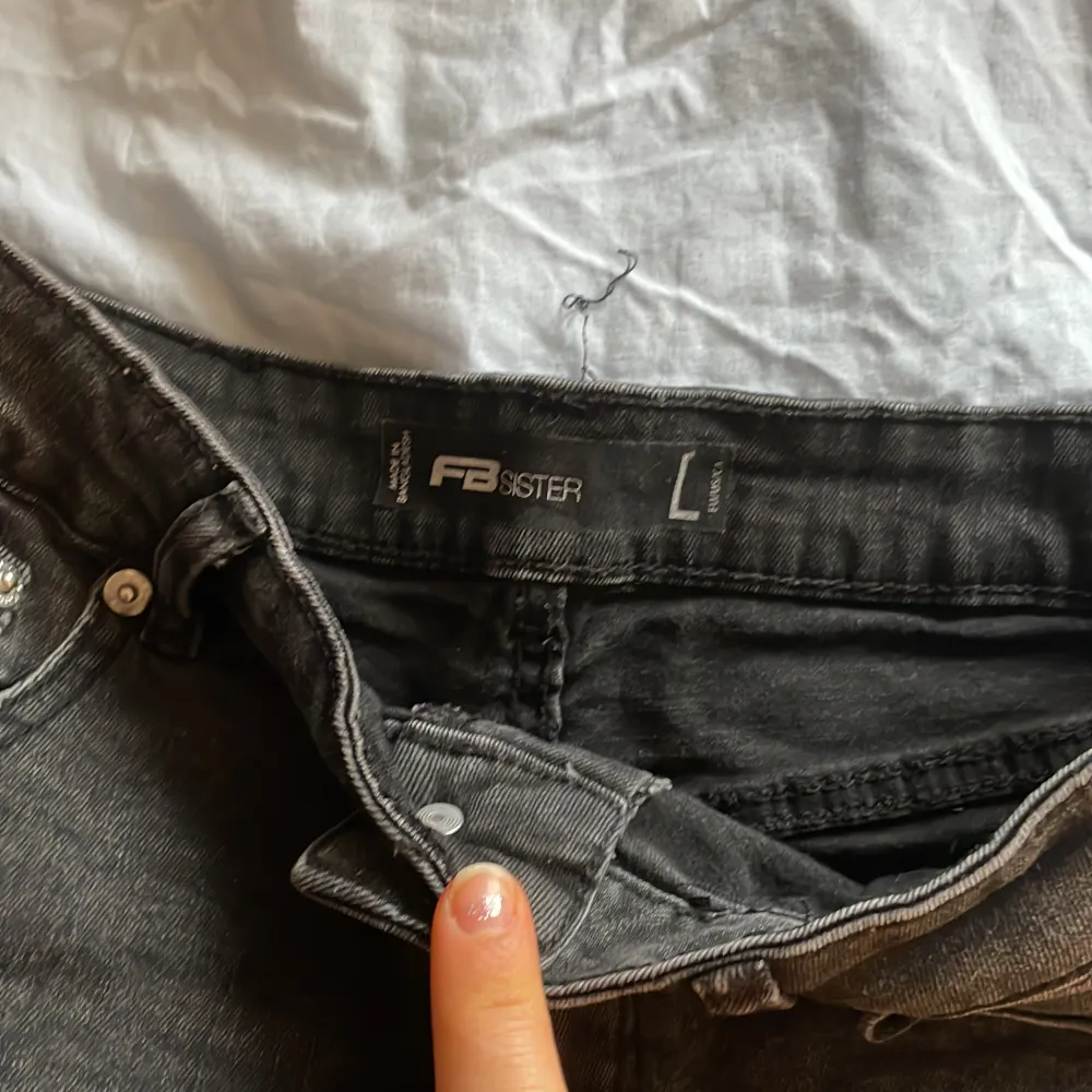 Säljer mina super fina jeans shorts som inte kommit till användning❤️Bara används en gång. Det står storlek L fast dom sitter mer som en s-m eftersom de är från New yorker😅Köptes för runt 199kr. Shorts.