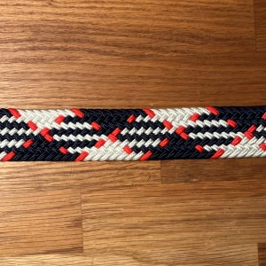 Flätat bälte  - Säljer det här nya och oanvända flätade bältet. Hela bältet bortsett från metallbiten är ca 101 cm långt, men kan stretchas ut till en större storlek. Pris: 69 kr