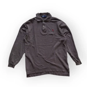 Polo Ralph Lauren tröja/skjorta - Bra skick, storlek XL. Skriv gärna om du vill ha fler bilder eller vill veta mått