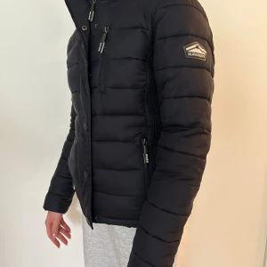 Jacka - Mörkblå jacka i strl M, som i nyskick. Använd endast ett fåtal ggr.