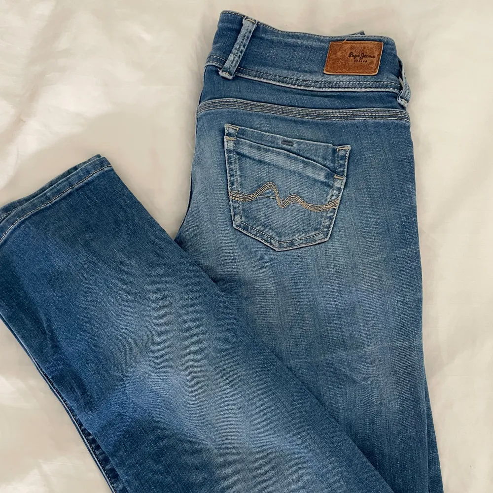 Väldigt fina pepe jeans. Dom e väl använda men fortfarande Ett par riktigt snygga jeans . Säljer på grund av dom är försmå. Samt att gylfen är lite trasig, men fungerar ändå!💗💗. Jeans & Byxor.
