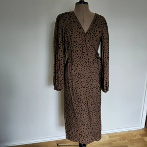 Långärmad klänning  - Mycket gott skick, kommer ner till ankeln ungefär för en som är 159 cm. 