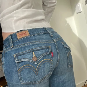 Levi’s jeans 524 lågmidjade  - Säljer dessa supersnygga vintage Levi’s 524 jeansen då de tyvärr är försmå. De är lågmidjade och utsvängda/ bootcut. Knappt använda💗. Midjemått 37 cm, hela jeans längd är 96 cm och innerbenslängden 78 cm.