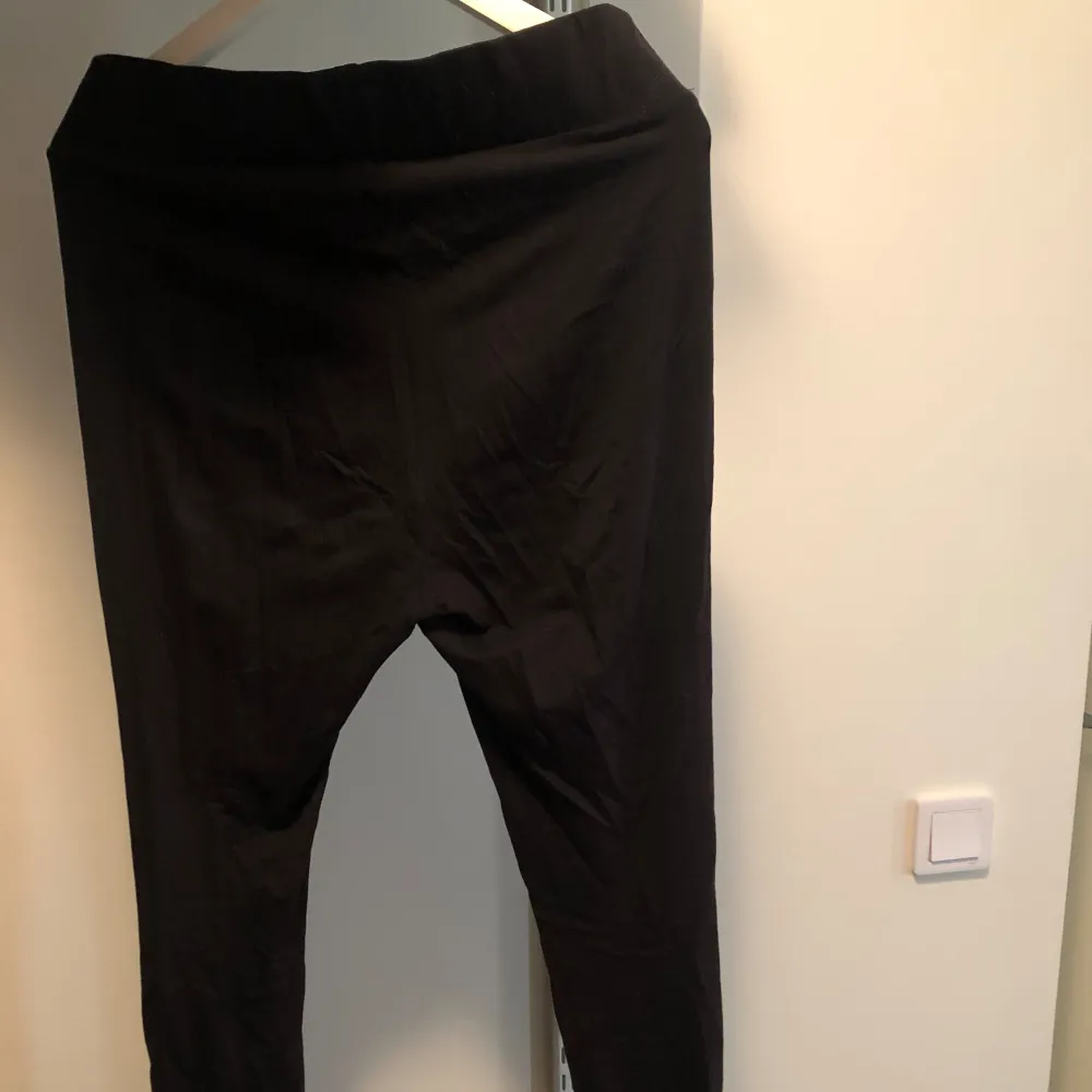 Svarta leggings från Monki. Jeans & Byxor.