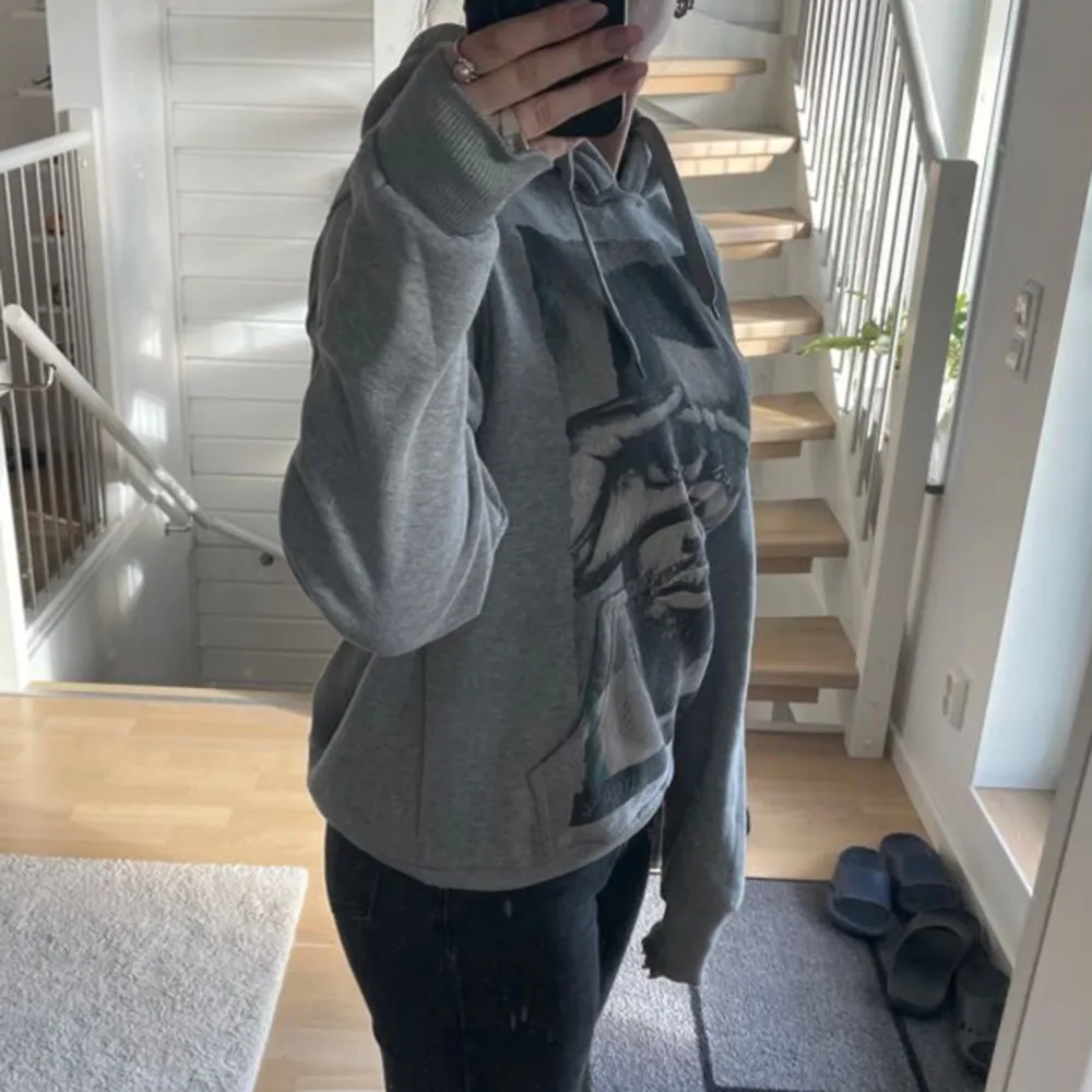 Säljer en cool unik snygg hoodie med tryck. Den är köpt på second hand. Den är storlek XS och är i jättefint skick. Skriv om du har några frågor💞. Hoodies.