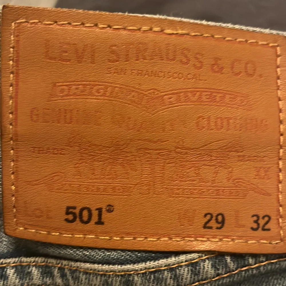 Säljer ett par 501 som inte passar längre. Dom är rätt använda men ändå bra skick . Jeans & Byxor.