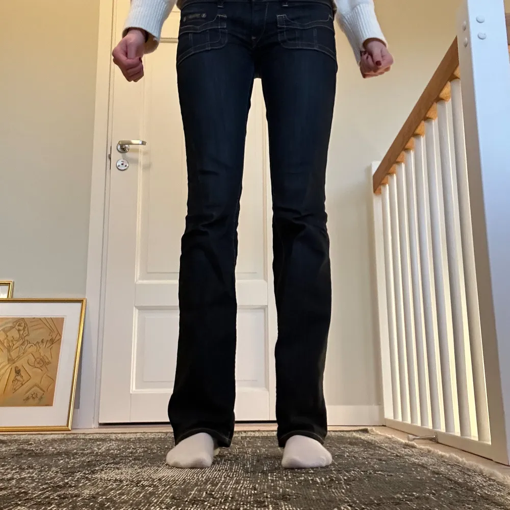 Mina favvosar, har haft dessa jeans jätte länge nu och älskar dem men har nästan använt dem för mycket. Trots det är dem i bra skick. Långa, jag är 176 storlek W27. Jeans & Byxor.