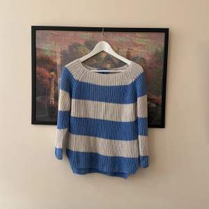 Blåvit stickad tröja från Gina Tricot i storlek XS. 🌸