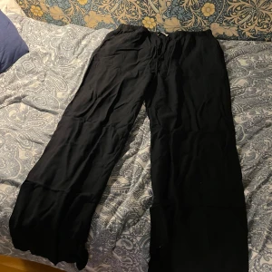 Svarta Linnebyxor  - Det är ett par svarta linnebyxor i bra skick som är köpta på GinaTricot 