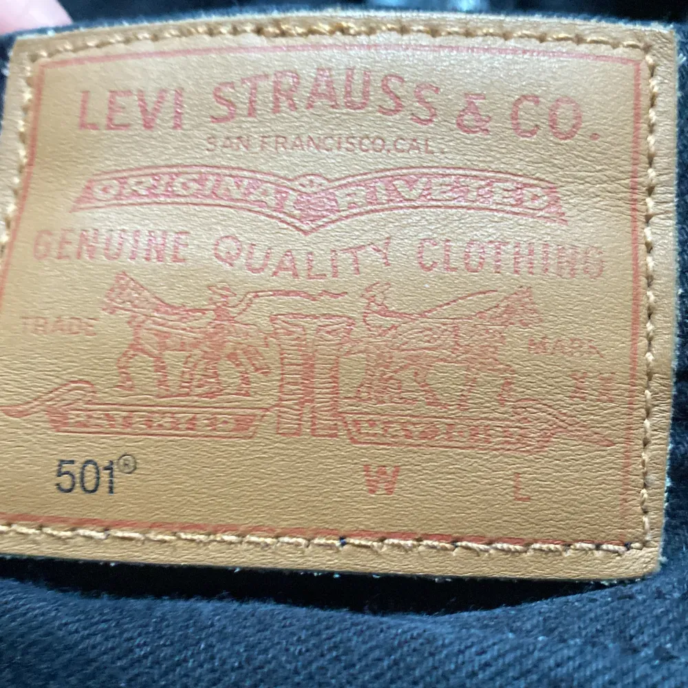 Jag säljer ett par Levis 105 jeans som jag inte kommit till användning. Väldigt bra och fint skick utan defekter. Nypris 900 mitt pris 429kr Hör av er vid funderingar!. Jeans & Byxor.
