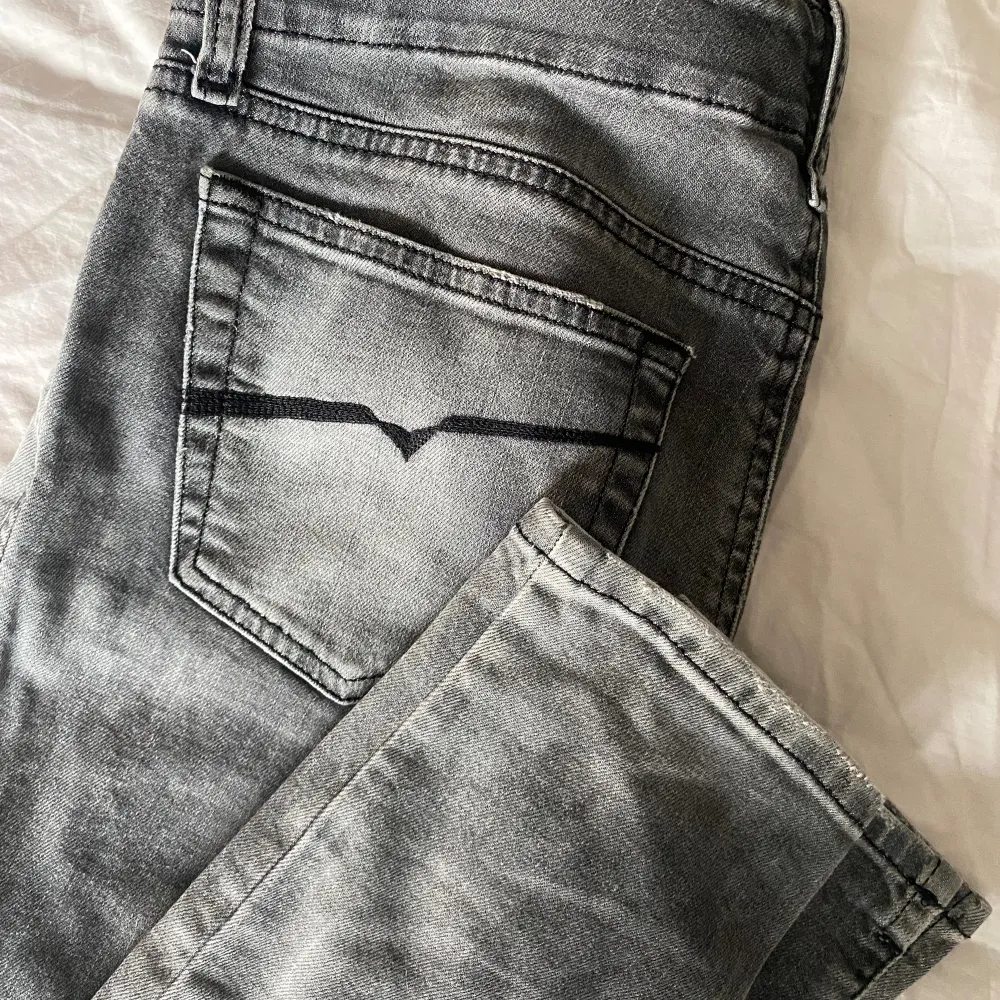 Säljer dessa jeans från Diesel för att dem är förstora. Jättesynd eftersom att brodyren på fickorna är skiiiitsnygg!! W27 L32. Jeans & Byxor.