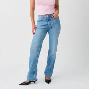 Jättesnygga jeans från Gina!💓 Säljer pga att de tyvärr är för små för mig. Passar dig mellan 155-165cm! De är mer lågmidjade än vad de verkar som på bilden! 
