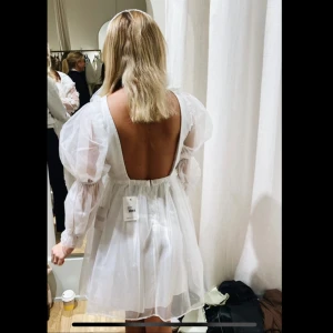 Vit klänning - Helt oanvänd klänning från By Malina med lapparna kvar. Storlek S.   Nypris 3500